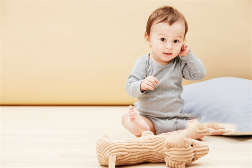 九江57岁代怀宝宝-防止宝宝吃手的4种方法! 防止宝宝鼻腔不适的技巧